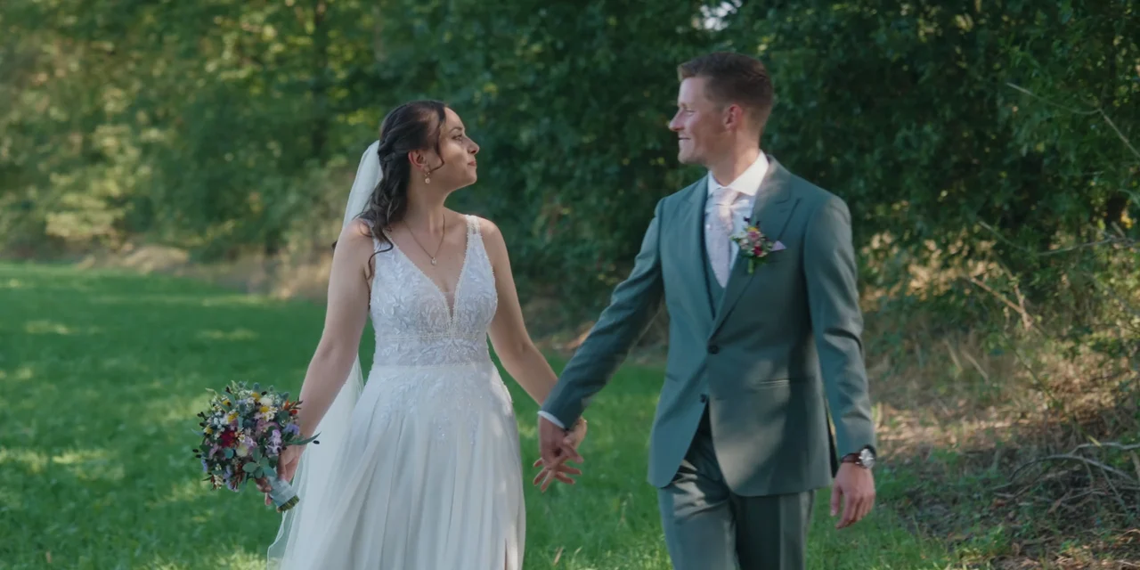 Greta und Mathis gehen Hand in Hand durch den Garten im Mühlengrund Wienhausen