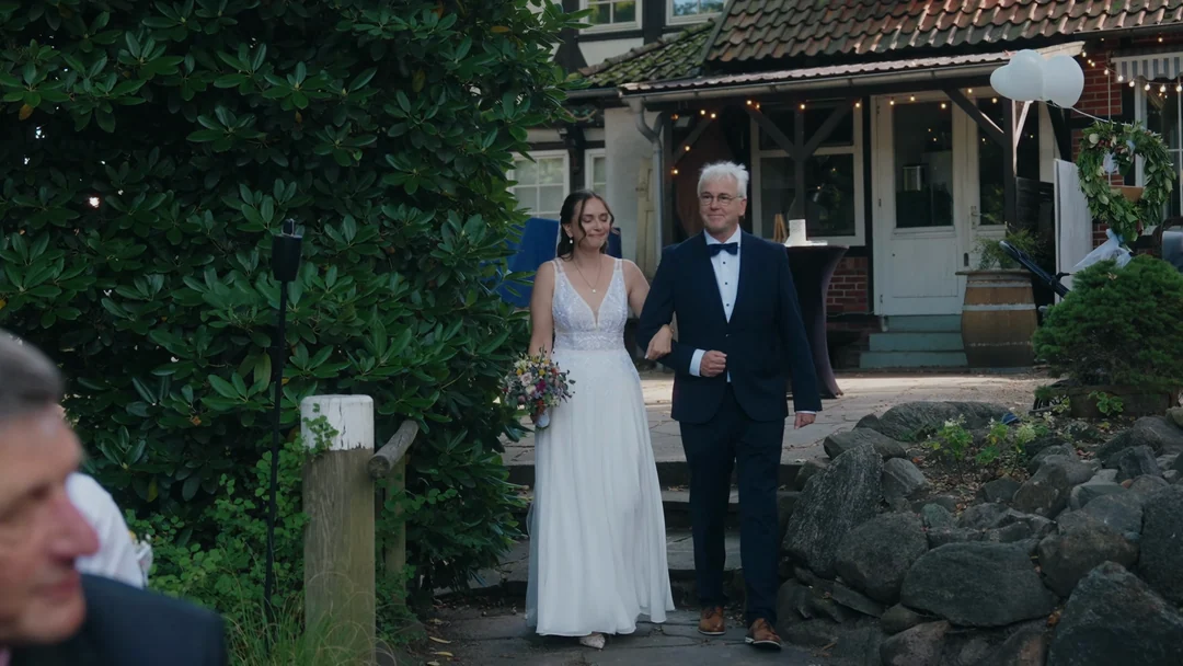 Standbild aus dem Hochzeitsfilm von Greta & Mathis