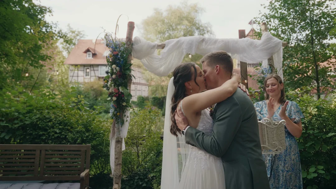 Standbild aus dem Hochzeitsfilm von Greta und Mathis im Mühlengrund Wienhausen