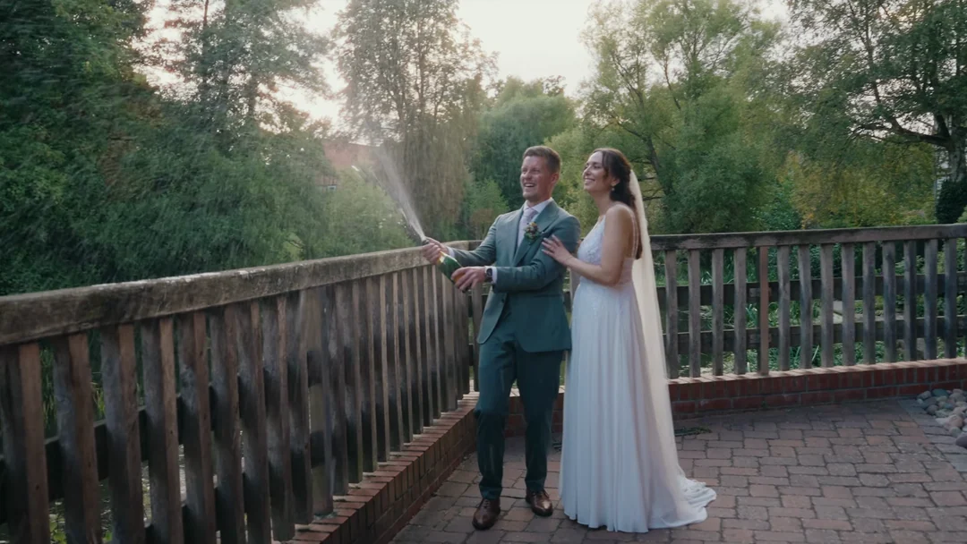 Standbild aus dem Hochzeitsfilm von Greta und Mathis im Mühlengrund Wienhausen