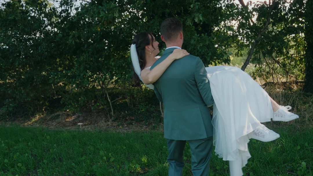 Hochgehoben: Standbild aus dem Hochzeitsfilm von Greta & Mathis