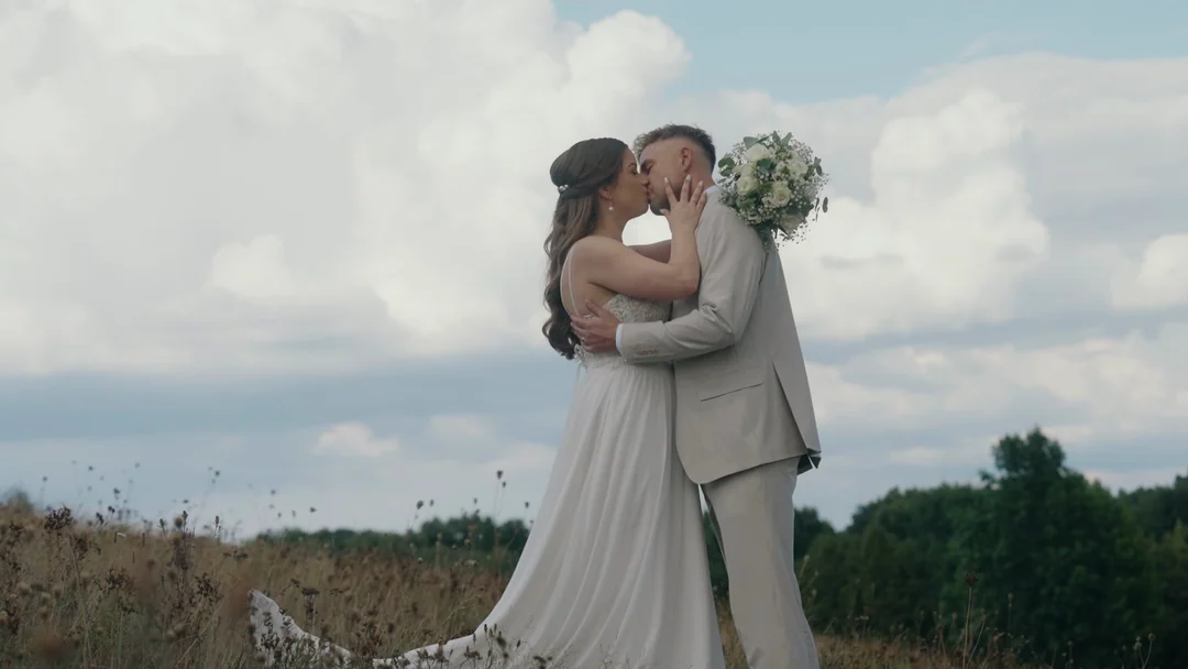 Auf dem Hügel: Standbild aus dem Hochzeitsfilm von Lisa & René