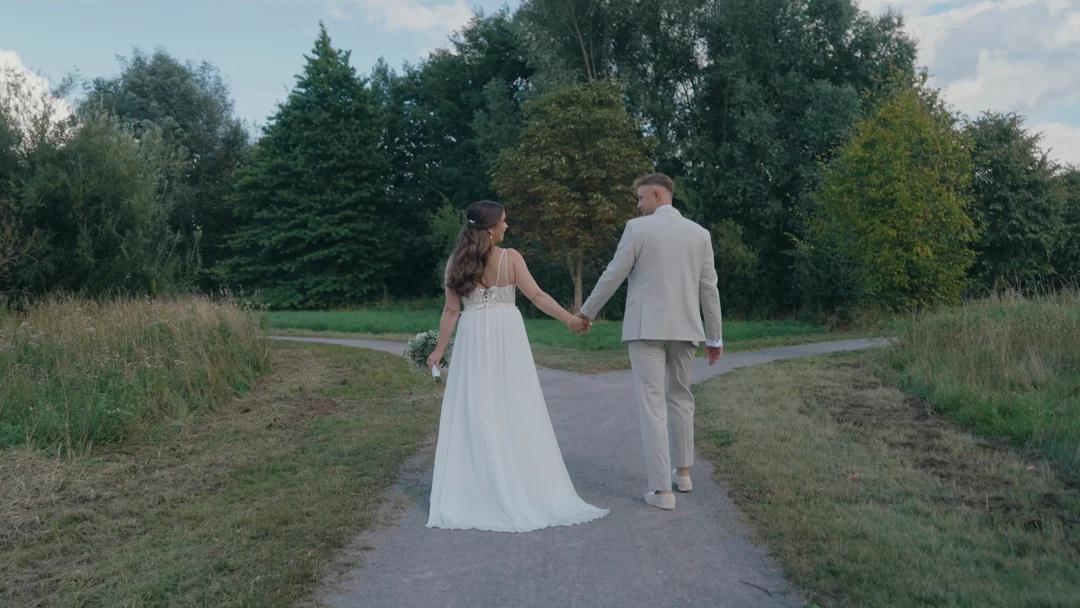 Auf dem Feldweg: Standbild aus dem Hochzeitsfilm von Lisa & René