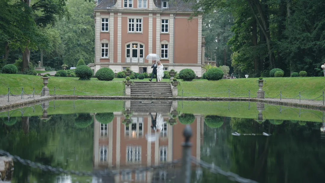 Am Teich vor dem Schloss: Standbild aus dem Hochzeitsfilm von Sabrina & Milad