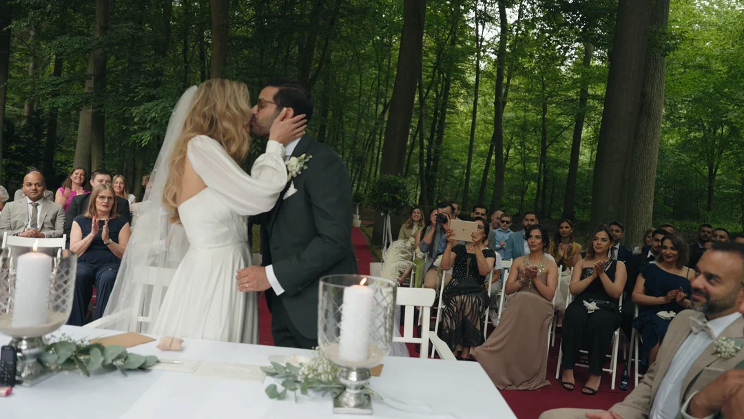 Der Kuss bei der Trauung: Standbild aus dem Hochzeitsfilm von Sabrina & Milad