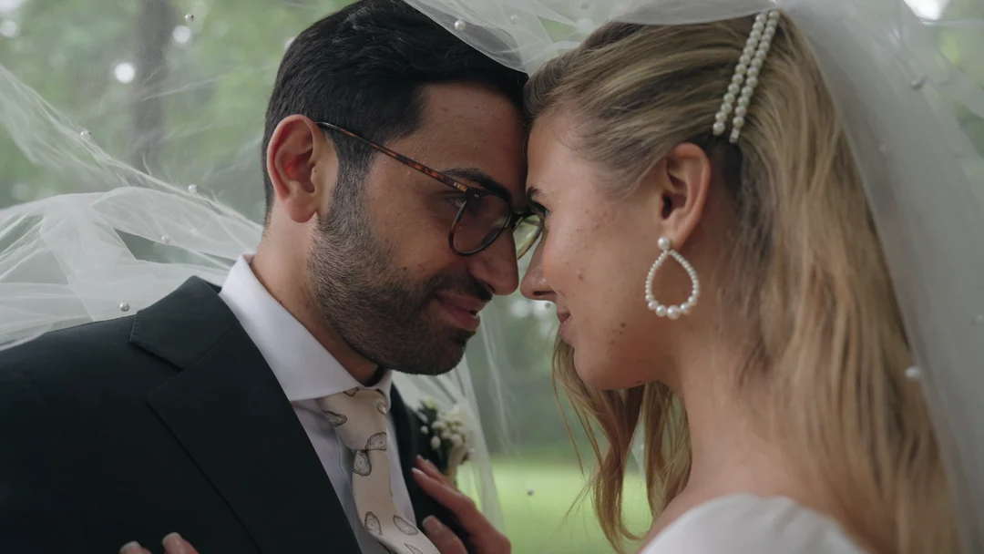 Stirn an Stirn: Standbild aus dem Hochzeitsfilm von Sabrina & Milad