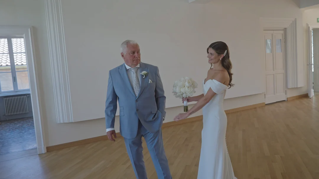 Der Vater sieht die Braut: Standbild aus dem Hochzeitsfilm von Sebastian & Charline