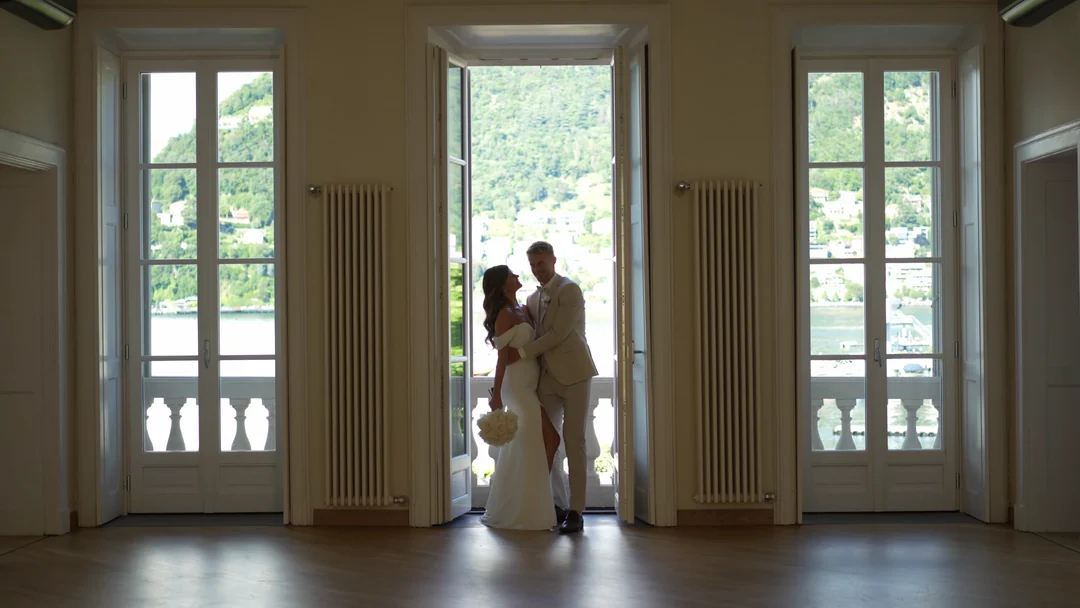 Im Fenster der Villa: Standbild aus dem Hochzeitsfilm von Sebastian & Charline