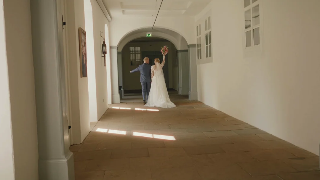 Im Gewölbegang: Standbild aus dem Hochzeitsfilm von Steffi & Rolf