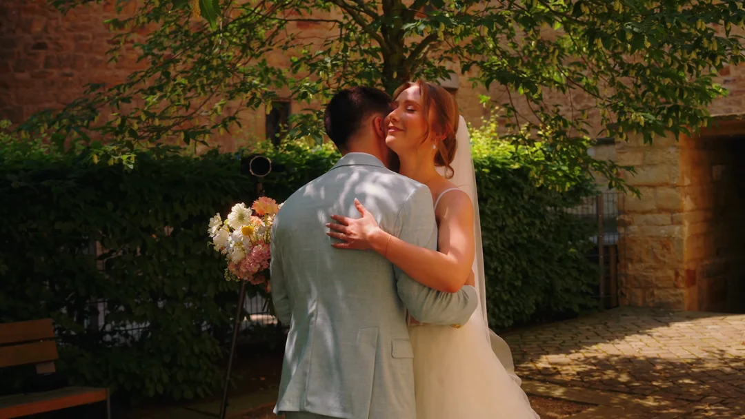 Im Klostergarten: Standbild aus dem Hochzeitsfilm von Tabea & Marcel