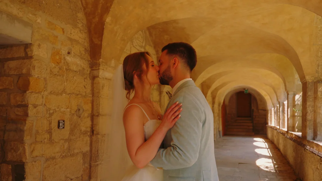 Im Kreuzgang: Standbild aus dem Hochzeitsfilm von Tabea & Marcel