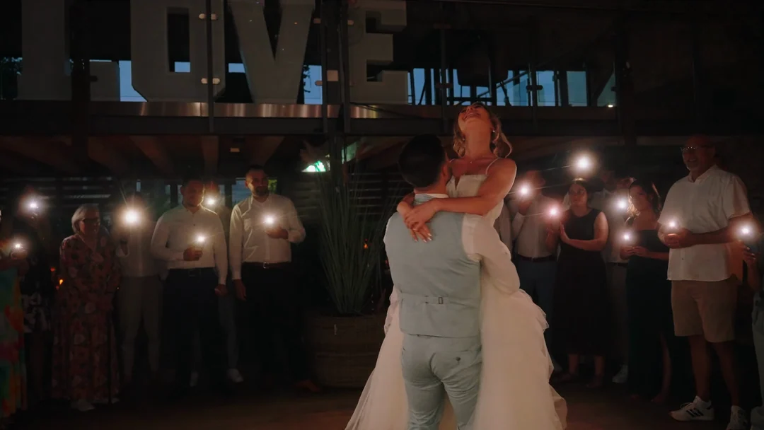 Hochgehoben beim ersten Tanz: Standbild aus dem Hochzeitsfilm von Tabea & Marcel